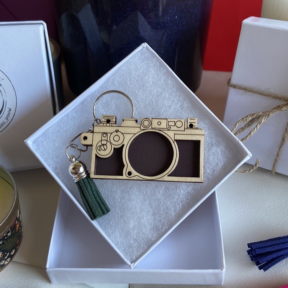 Personalized Wooden CAMERA 3D Keychain with Tassel / Fridge Magnet - Picture 2 of 7